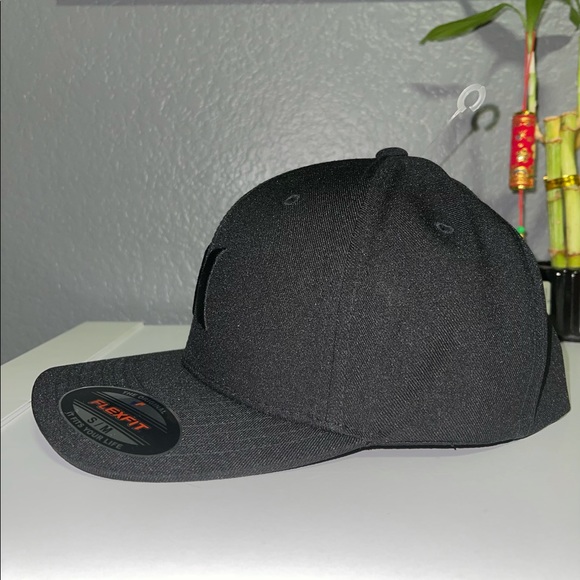 HURLEY MEN’S ONE & ONLY FLEXFIT BASEBALL HAT - Picture 3 of 11